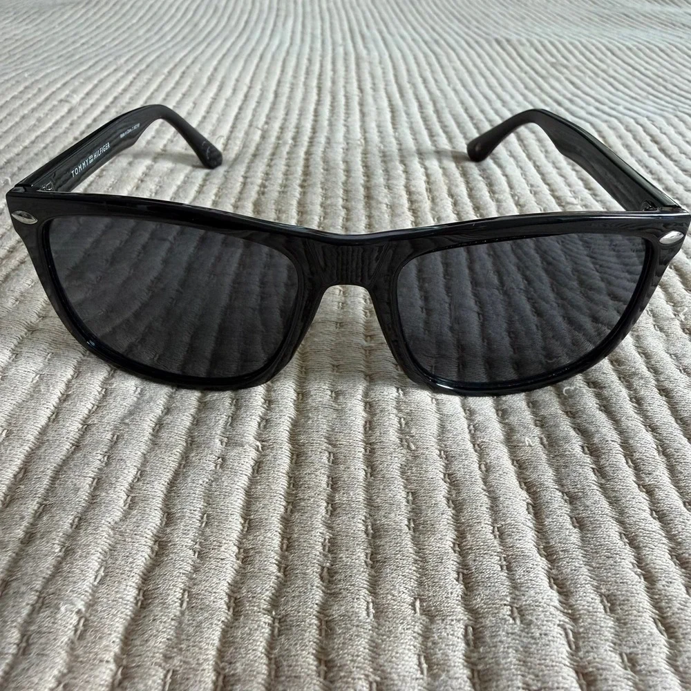 Tommy Hilfiger OM671 Sunglasses Mens Black Rectangle Gray Lens 55-20-140
